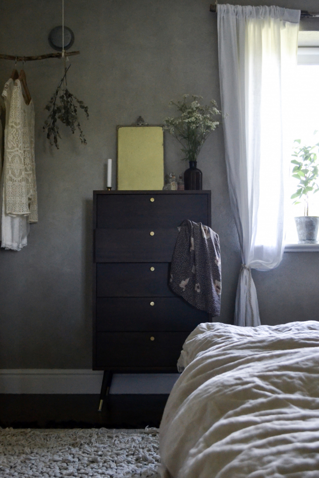 Commode 'Prime' 5 tiroirs - Noyer/Laiton