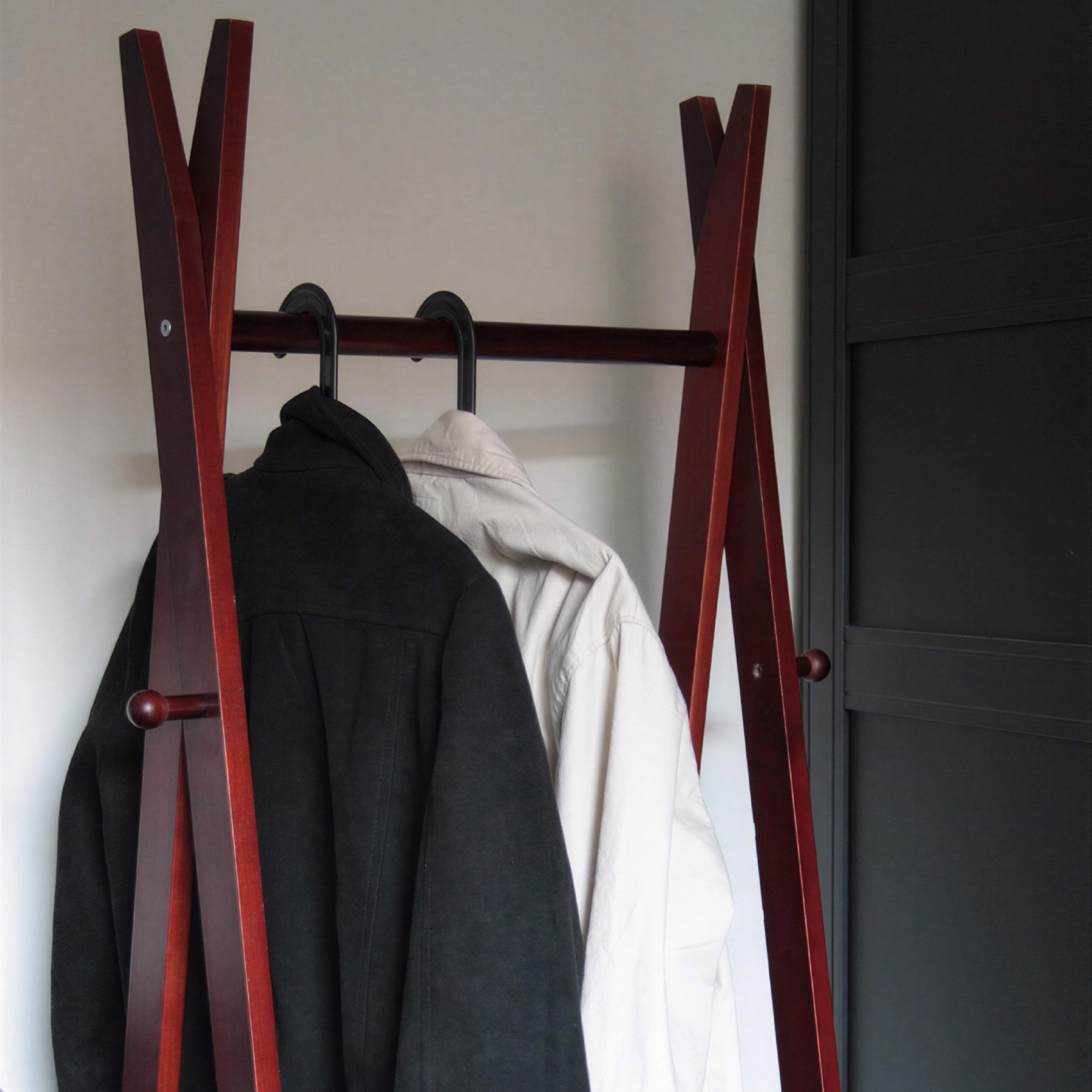 Porte-manteau avec &eacute;tag&egrave;re &agrave; chaussures 'Confident' - Noyer